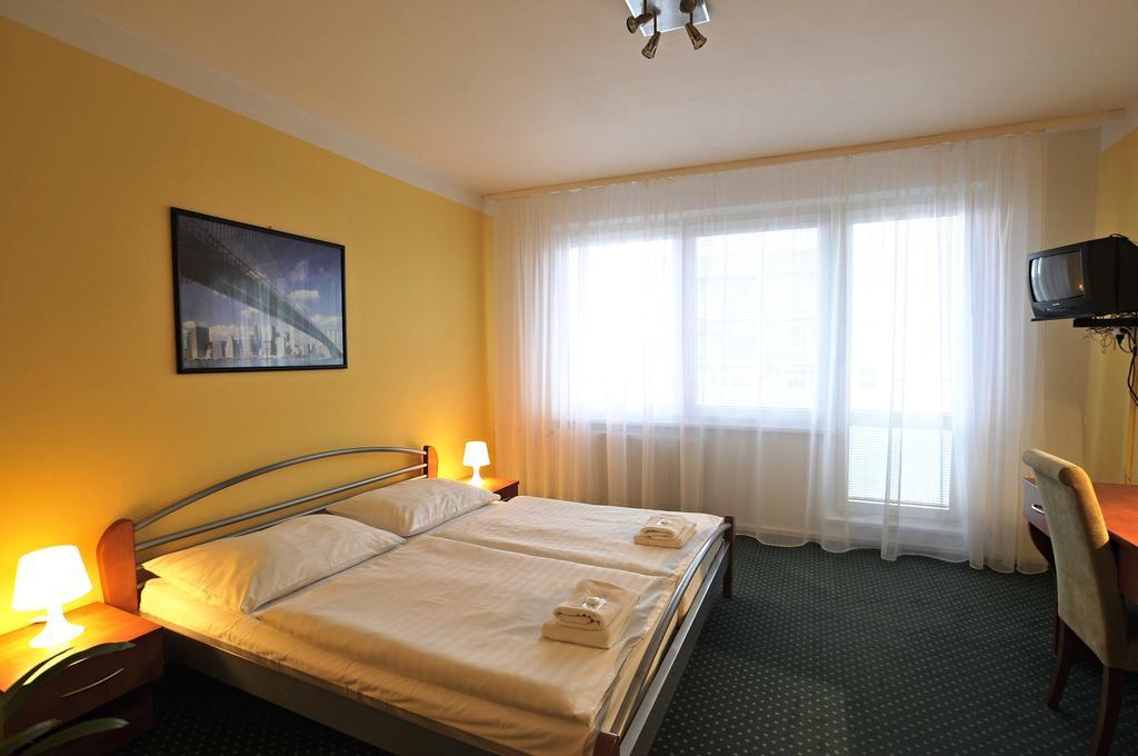 Hotel Krystal Hodonín Esterno foto