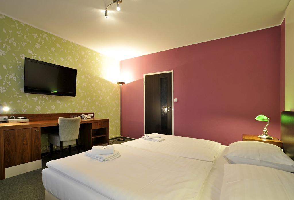 Hotel Krystal Hodonín Esterno foto