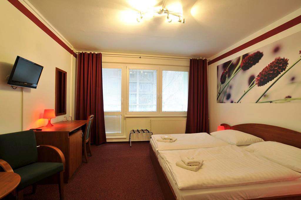Hotel Krystal Hodonín Esterno foto