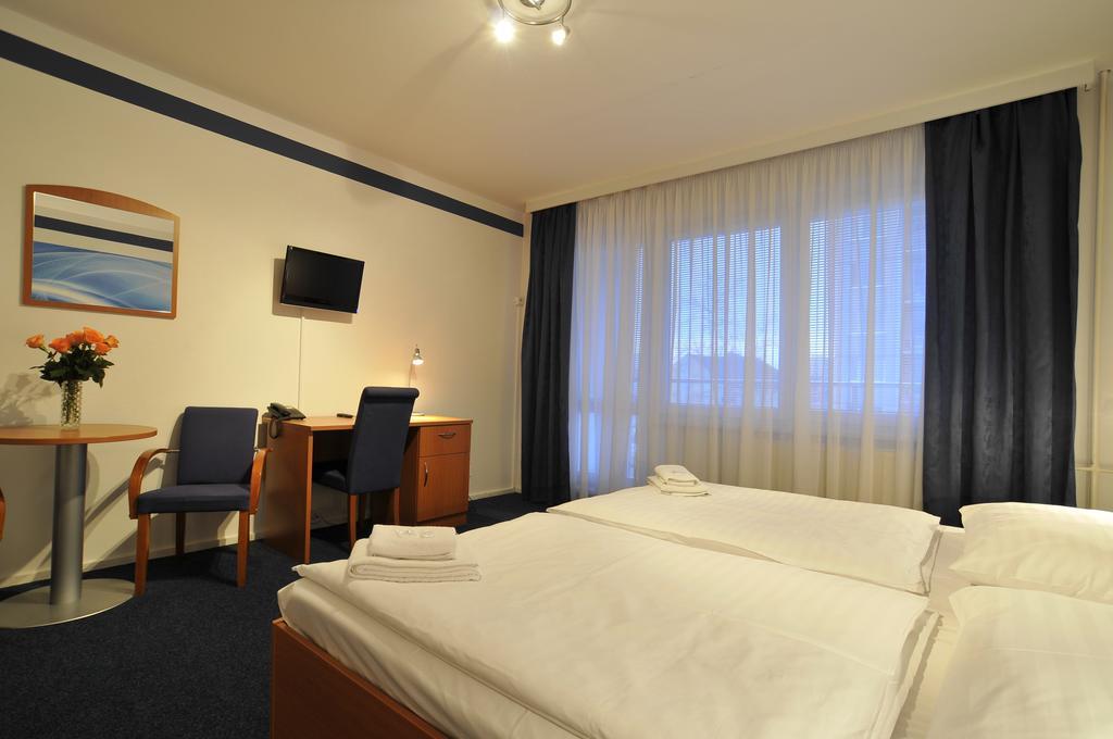 Hotel Krystal Hodonín Esterno foto