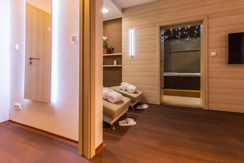 Hotel Krystal Hodonín Esterno foto