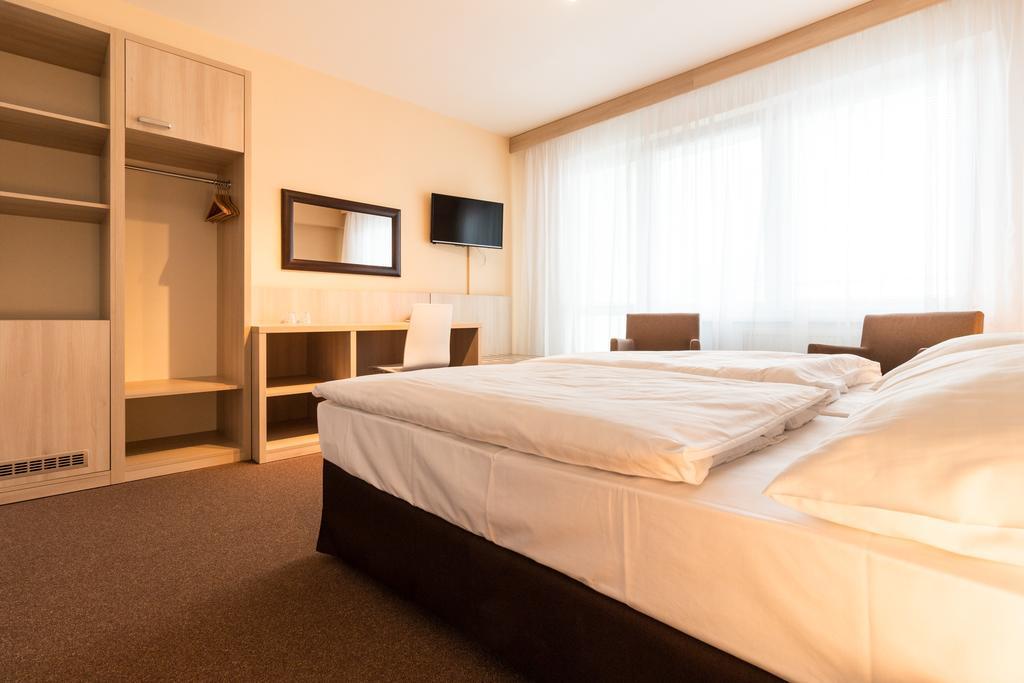 Hotel Krystal Hodonín Esterno foto